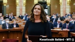 Novák Katalin, miután esküt tett az Országgyűlés plenáris ülésén mint családokért felelős tárca nélküli miniszter 2020. szeptember 21-én