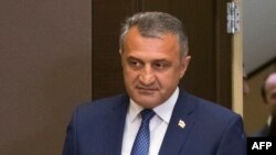 Вразумлять непокорных парламентариев не побрезговал и сам президент, который лично беседовал с народными избранниками