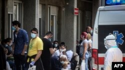 Pacijenti čekaju na pregled ispred Infektivne klinike u Beograd