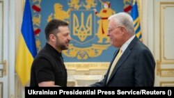 Presidenti ukrainas, Volodymyr Zelensky, takohet me të dërguarin e posaçëm amerikan për Ukrainën, Keith Kellogg, në Kiev, Ukrianë, 14 korrik. 