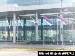 Zastava Srbije na rasvjetnom stubu ispred zgrade Vlade RS-a. Ipak nema zastava Srbije na zgradi Vlade RS-a, kao što je bilo tokom posljednje posjete Aleksandra Vučića Banjaluci u avgustu 2023. godine