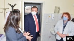 Министърът на здравеопазването Костадин Ангелов посети Районната здравна инспекция във Враца в сряда.