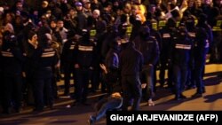 Gruzijska policija privodi učesnika demonstracija na kojima je pokušana blokada autoputa na ulasku u Tbilisi, 2. februar 2025.