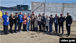 Тіркелмеген "Алға, Қазақстан" партиясының жақтастары Марат Жыланбаев отырған түрме алдында наразылық білдіріп, оны босатуды талап етіп тұр. Степногорск, Ақмола облысы, 7 сәуір, 2025 жыл.