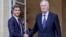 Premierul demisionar, Gabriel Attal (în stânga), îi predă ștafeta lui Michel Barnier la Paris, 5 septembrie.