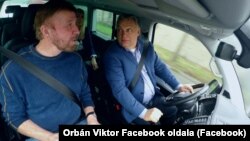 Orbán Viktor miniszterelnök autóval vitte városnéző túrára Chuck Norrist 2018-ban.