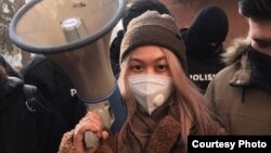 Активистка Айзат Абильсеит в окружении СОБРа в день выборов. Алматы, 10 января 2021 года.