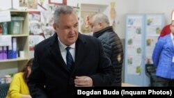 Nicolae Ciucă, candidatul și președintele PNL, votează în satul Dumbraveni, comuna Balotești, jud Ilfov.