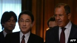 Глава МИД Японии Фумио Кишида и Сергей Лавров