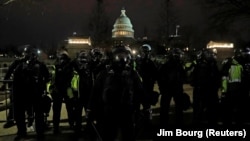 Пристигналите след няколко часа полицейски подкрепления изведоха от Конгреса всички привърженици на Тръмп