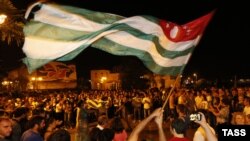 Это был третий такой момент стихийного единения и радости абхазов после 30 сентября 1993 года и 26 августа 2008 года, когда на площади Свободы в Сухуме отмечали признание независимости РА Россией