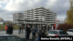 Okupljeni građani u naselju Otes, Ilidža, Sarajevo, Bosna i Hercegovina