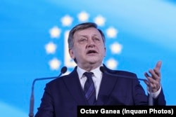 Crin Antonescu, candidatul alianței electorale „România înainte”.