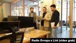 Lend Kelmendi (në mes) dhe Albi Hoti (djathtas), në zyret e kompanisë Kutia, më 23 maj 2025.