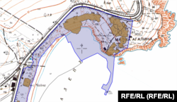 Синята линия показва линията на водата през 1980 г. В контура на очертания имот попада плажна ивица, която сушата е отвоювала от морето. Източник: Агенция по кадастър