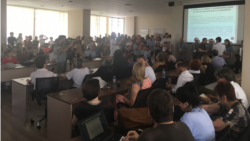 Višnja Kisić postavlja pitanje na javnoj raspravi o gondoli