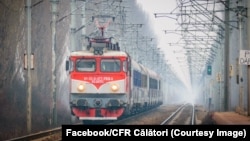 Locomotiva electrică din imagine aparține clasei 47 și poate atinge o viteză de până la 160 km/h. Din cauza condițiilor în care se află căile ferate, acest lucru nu este posibil. 