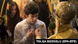 Neke se pravoslavne tradicije dovode u pitanje zbog pooštravanja ograničenja u javnom zdravstvu.