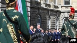 Președintele chinez Xi Jinping (stânga) inspectează garda de onoare la castelul din Budapesta cu omologul său ungar Tamas Sulyok. 