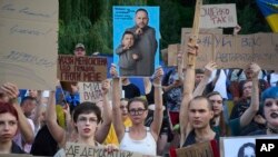 Ukrajinci su ove sedmice protestovali protiv zakona koji je potpisao predsjednik Volodimir Zelenski, a koji je ugrozio nezavisnost agencija za borbu protiv korupcije u zemlji. On je njihov pritisak naveo kao razlog zašto je odustao od zakona samo nekoliko dana kasnije.
