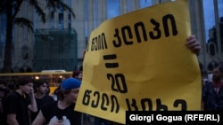 Чтобы поддержать музыкантов, на улицы вышли тысячи людей