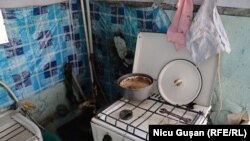 Imagine surprinsă în gospodăria unui bătrân singuratic, beneficiar al cantinei sociale de la Vulcănești