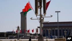 Piața Tiananmen: steagurile belarus și chinez în onoarea vizitei de trei zile a președintelui Alexadr Lukașenka în China Biejing, 1 martie 2023.