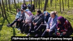 La adunarea sătenilor din Călinești, având pe ordinea de zi un plan de îmbunătățire a serviciilor de apă și canalizare, înainte de amalgamarea voluntară cu alte două sate megieșe.