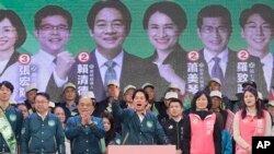 Potpredsjednik Tajvana i predsjednički kandidat Demokratske progresivne partije Lai Ching-tea, u sredini, drži govor tokom predizborne kampanje u gradu Novi Tajpei, Tajvan, 6. januara 2024. 