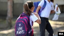 Ученици првачиња на прв школски ден - Скопје 2019