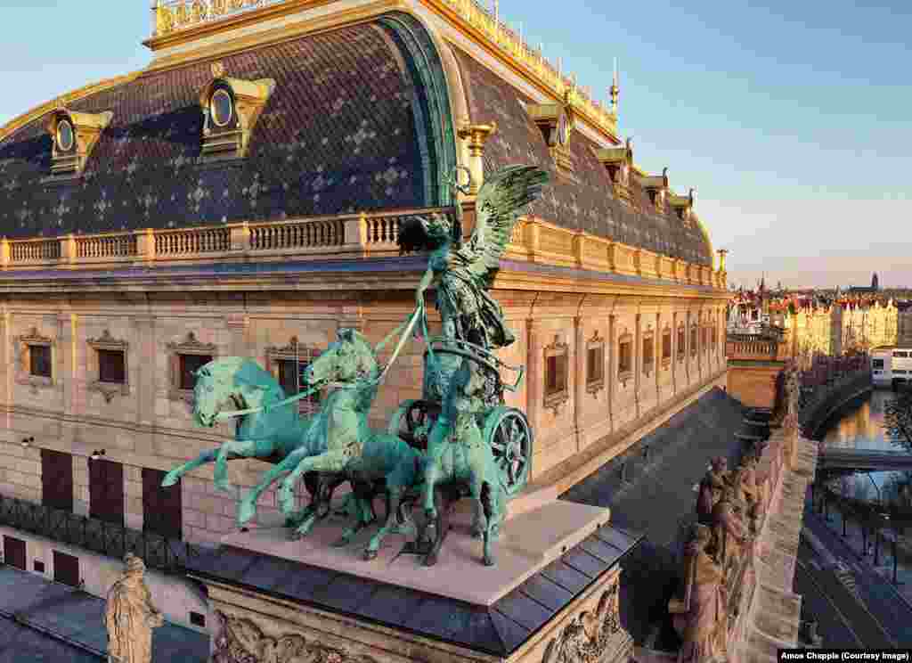 Nika, boginja pobede, prikazana kako vozi tri konja iz kočija na uglu Narodnog pozorišta. Ikonična statua na krovu je u stvari kopija originala. Odmah nakon što je Bohuslav Šnirh, nakon nekoliko godina rada, dovršio bronzane skulpture pozorišta, posmatrao je kako ih uništava požar 1881. godine. Kopije koje se danas nalaze na krovu pozorišta postavljene su na rekonstruisanu zgradu 1911. godine, deceniju nakon što je Šnirh umro. &nbsp;