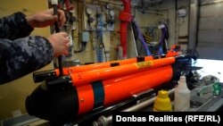 Великобритания. Моряки ВМС Украины занимаются подготовкой подводного аппарата SeaFox на тральщике «Черкассы» во время учений, 19 февраля 2025 года