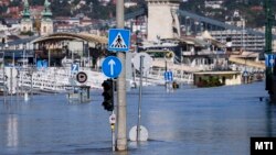 Levonuló árhullám Budapesten, a Duna belvárosi szakaszán 2024. szeptember 22-én