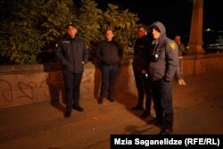 საპატრულო პოლიციის თანამშრომლები თვალს ადევნებენ საპროტესტო მსვლელობას მტკვრის მარჯვენა სანაპიროზე, 10 ნოემბერი, 2024