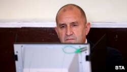Президентът Румен Радев гласува на предсрочните парламентарни избори на 27 октомври 2024 г.