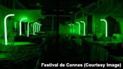 Больничную палату оборудовали трубками, меняющими цвет. Цветотерапия призвана отгонять кошмары. 