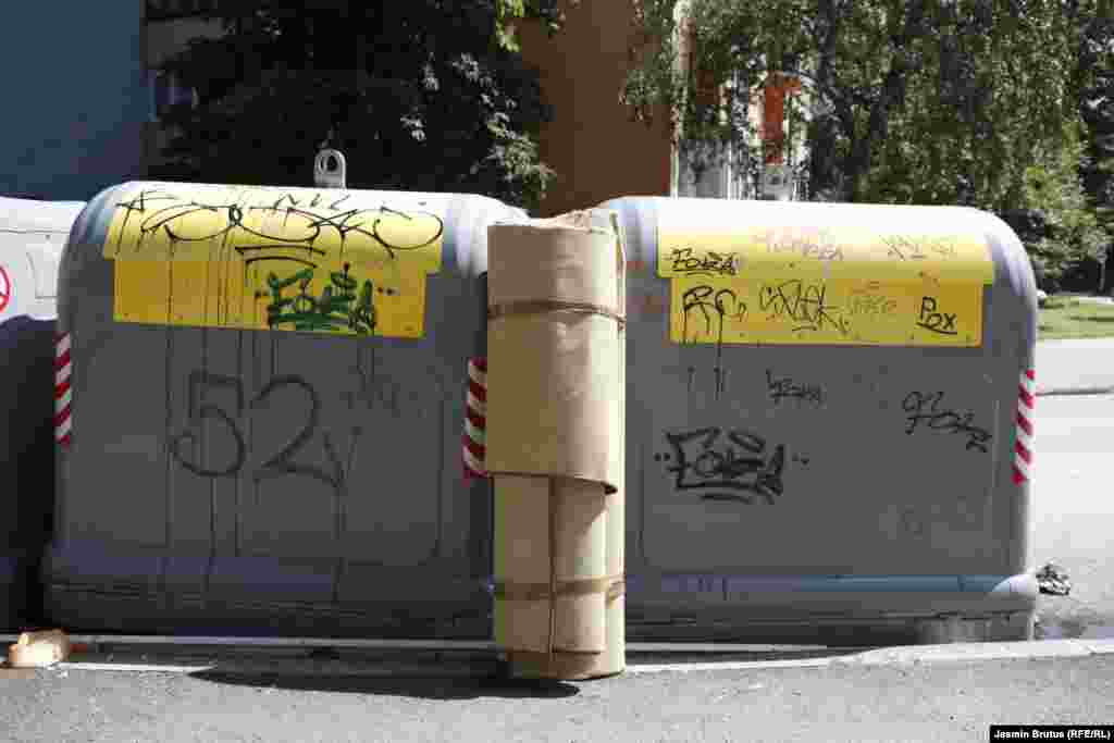 Iz komunalnog poduzeća &quot;Rad&quot; navode još jedan razlog za neočiščen grad - nedostatak sezonskih radnika.&nbsp; &quot;Očekivali smo da ćemo putem Zavoda za zapošljavanje Kantona Sarajevo na vrijeme dobiti sezonske radnike. Međutim, oni su tek nedavno raspisali konkurs, koji bi trebao biti zatvoren 8. juna. Očekujemo da ćemo od 15. juna dobiti pojačanja od oko 100 sezonskih radnika. Do tada, mi smo uveli dežure, odnosno uveli smo prekovremeni rad, kao i rad vikendom, kako bismo u što većoj mjeri uspjeli izvršavati naše obaveze. Očekujem da će se za 15 do 20 dana vidjeti u gradu rezultati našeg rada, nakon što sva vozila budu u upotrebi i kada budu angažovani i sezonski radnici&quot;, kazala je v. d. direktorice KJKP &quot;Rad&quot; Vera Arnautović.&nbsp; 