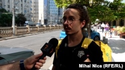 Paul Covaci (28 de ani), absolvent Arte Plastice (Sculptură) livrează de o lună mâncare în București.