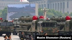 Әскери парадта Қытай әуедегі шабуылдан қорғаныс жүйелерін көрсетті. Пекин, 3 қыркүйек 2025 жыл.