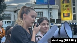 Sara Milenkovska, govori pred parlamentom u Skoplju tokom protesta "Nijedan više", 25. septembar 2025.