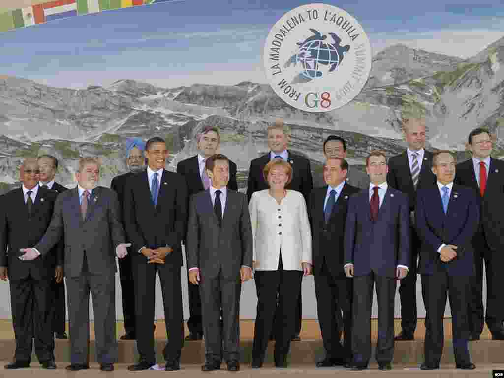 Групна фотографија на лидерите на Г5 и Г8 на самитот на Г8 во Акила, 09 јули 2009 година