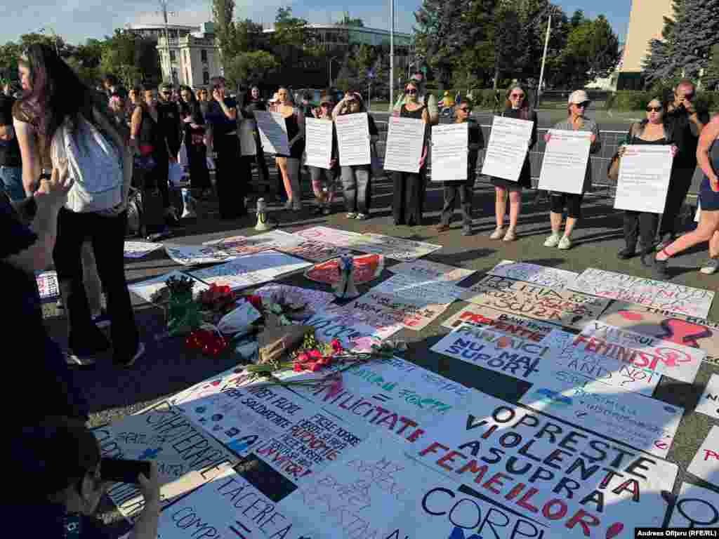 Protestatarii au afișat bannere prin care condamnau violența împotriva femeilor și au depus flori în memoria Teodorei Marcu. Tânăra de 23 de ani, însărcinată în 26 de săptămâni, a fost împușcată mortal de fostul ei iubit, Robert Lupu, în timp ce mergea cu fiica ei de 3 ani, pe 31 mai.