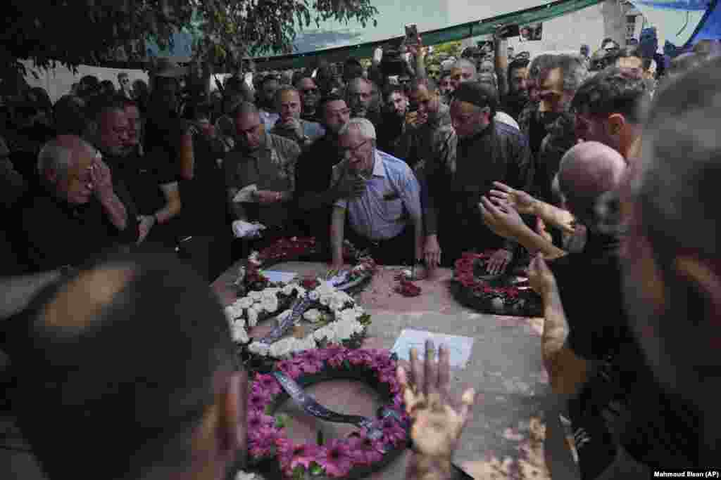 Të afërmit duke vajtuar gjatë funeralit të katër pjesëtarëve të familjes Khatib, qytetarë palestinezë të Izraelit, të vrarë nga një sulm raketor iranian në Tamra, Izrael, më 17 qershor.