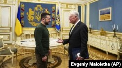 Украинскиот претседател Володимир Зеленски и американскиот пратеник Кит Келог, Киев, 20 февруари 2025 година.