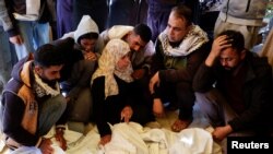 Ljudi tuguju pored tijela Palestinaca ubijenih u izraelskim napadima, u bolnici Naser, u Kan Junisu, jug Pojasa Gaze, 19. aprila 2025.