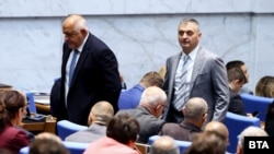 Кадър от заседанието на Народното събрание в сряда, 22 октомври 2025 г. На снимката се виждат лидерът на ГЕРБ Бойко Борисов и депутатът от БСП Кирил Добрев.