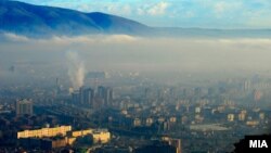 Аерозагадување во Скопје. Загадувањето од депониите не е единствен проблем поврзан со животната средина во Македонија. Загадување на воздухот има скоро во сите населени места во државата.