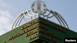 Эмблема и вывеска на здании Национального банка Казахстана в Алматы.