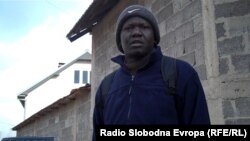 Архивска фотографија: Мигрант од Сомалија кој чека илегално да ја премине границата кај селото Лојане.