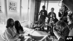 Джон Ленън и Йоко Оно дават пресконференция от леглата си в хотел "Хилтън" в Амстердам по време на медения им месец. 25 март 1969 г.